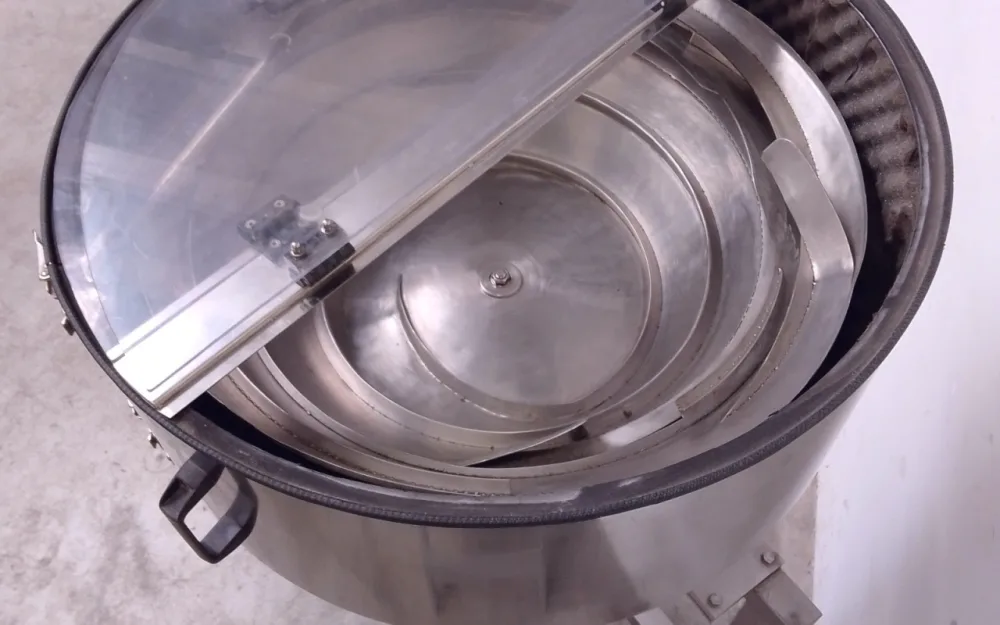 ALIMENTATORE VIBRANTE A TAZZA PER TAPPI – METECH