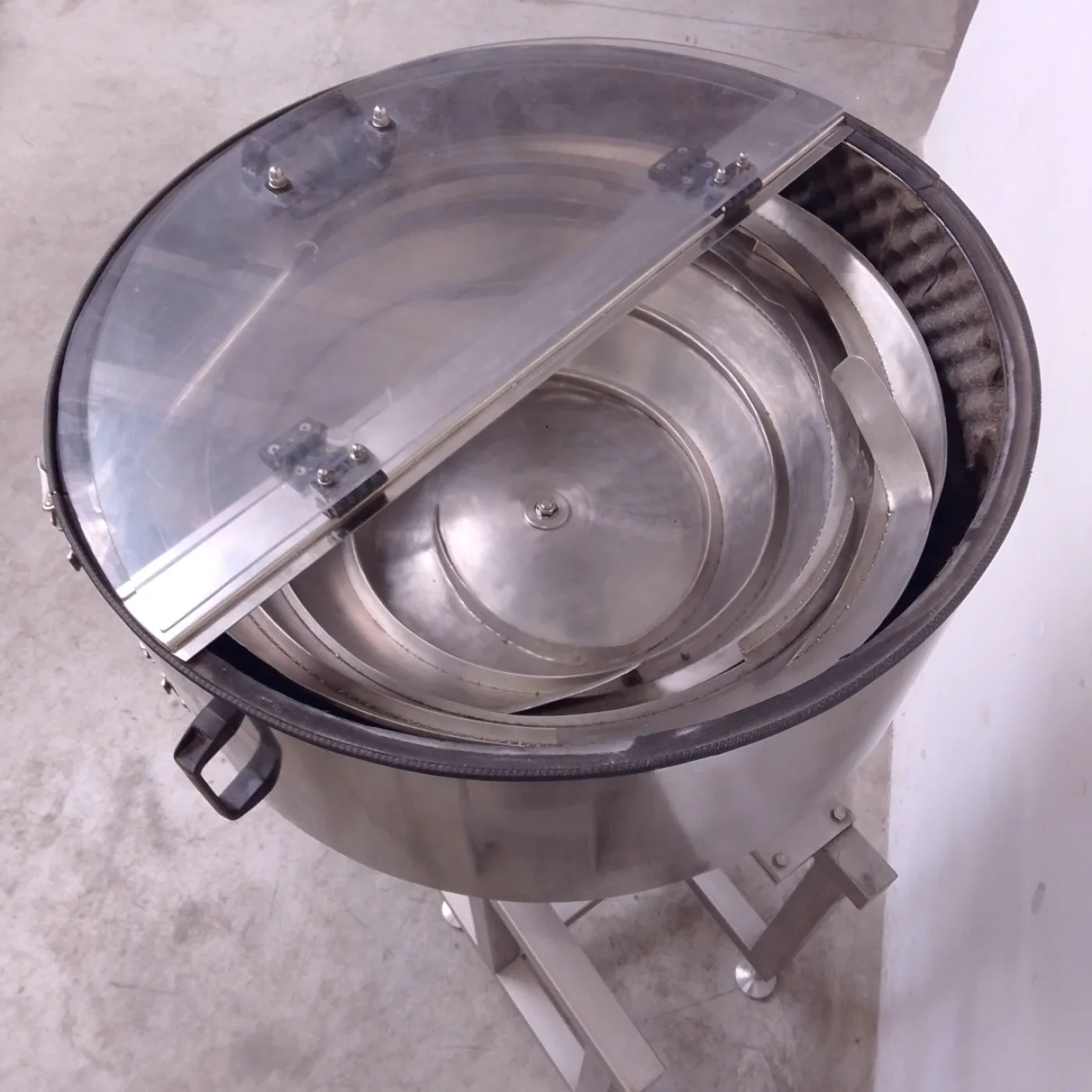 ALIMENTATORE VIBRANTE A TAZZA PER TAPPI – METECH - 1