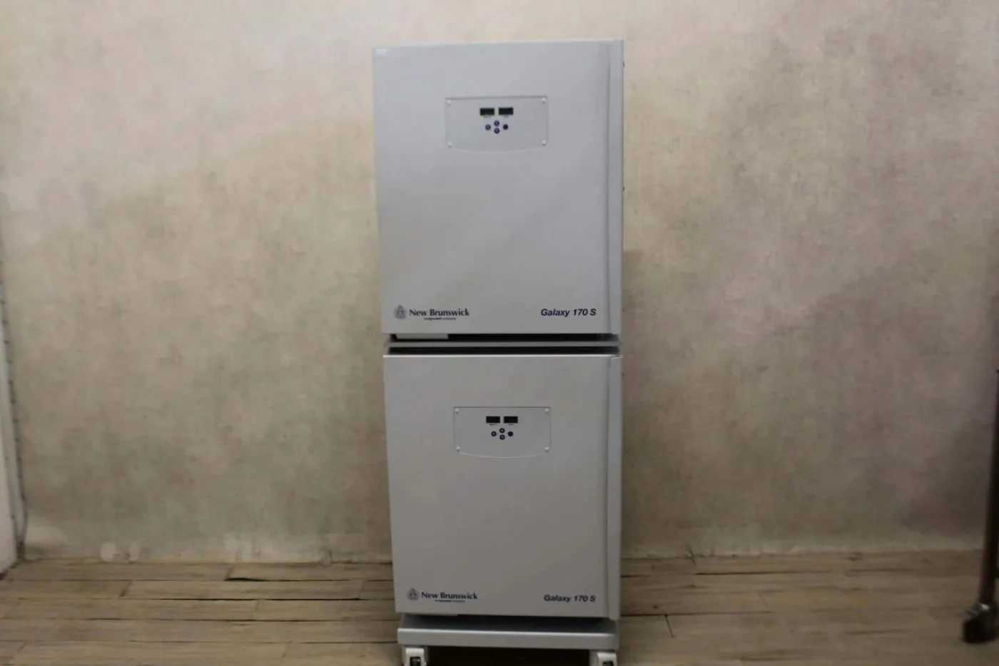Dubbele New Brunswick Galaxy 170S CO₂ Broedstoof - 1
