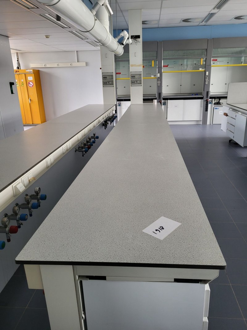 1918 – Used S+B Island instrument table (600 cm)