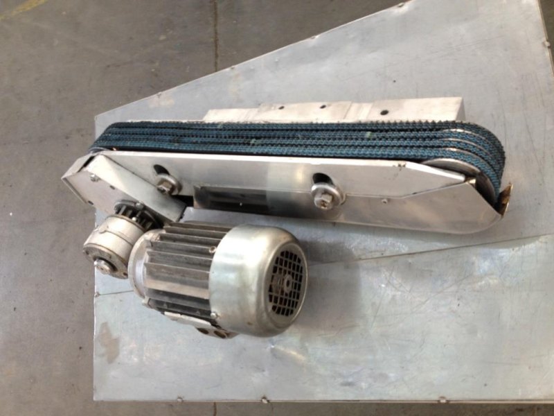 NASTRO TRASPORTATORE MOTORIZZATO IN ACCIAIO INOX – MOTORIZZATO