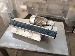 NASTRO TRASPORTATORE MOTORIZZATO IN ACCIAIO INOX – MOTORIZZATO