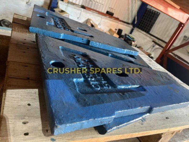 8240-70-5142 | Lower Cheek Plate R/H | Komatsu® BR380 |