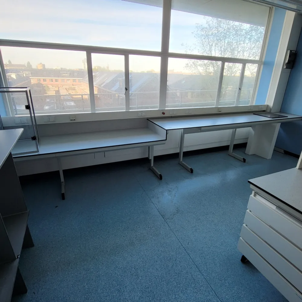 2028 - Used S+B Laboratory wall table (548 cm)