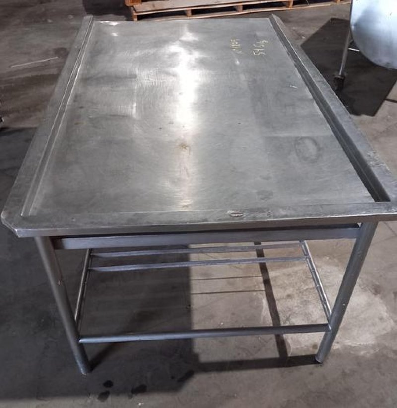 Mesa de inox com 1X1,7 metros