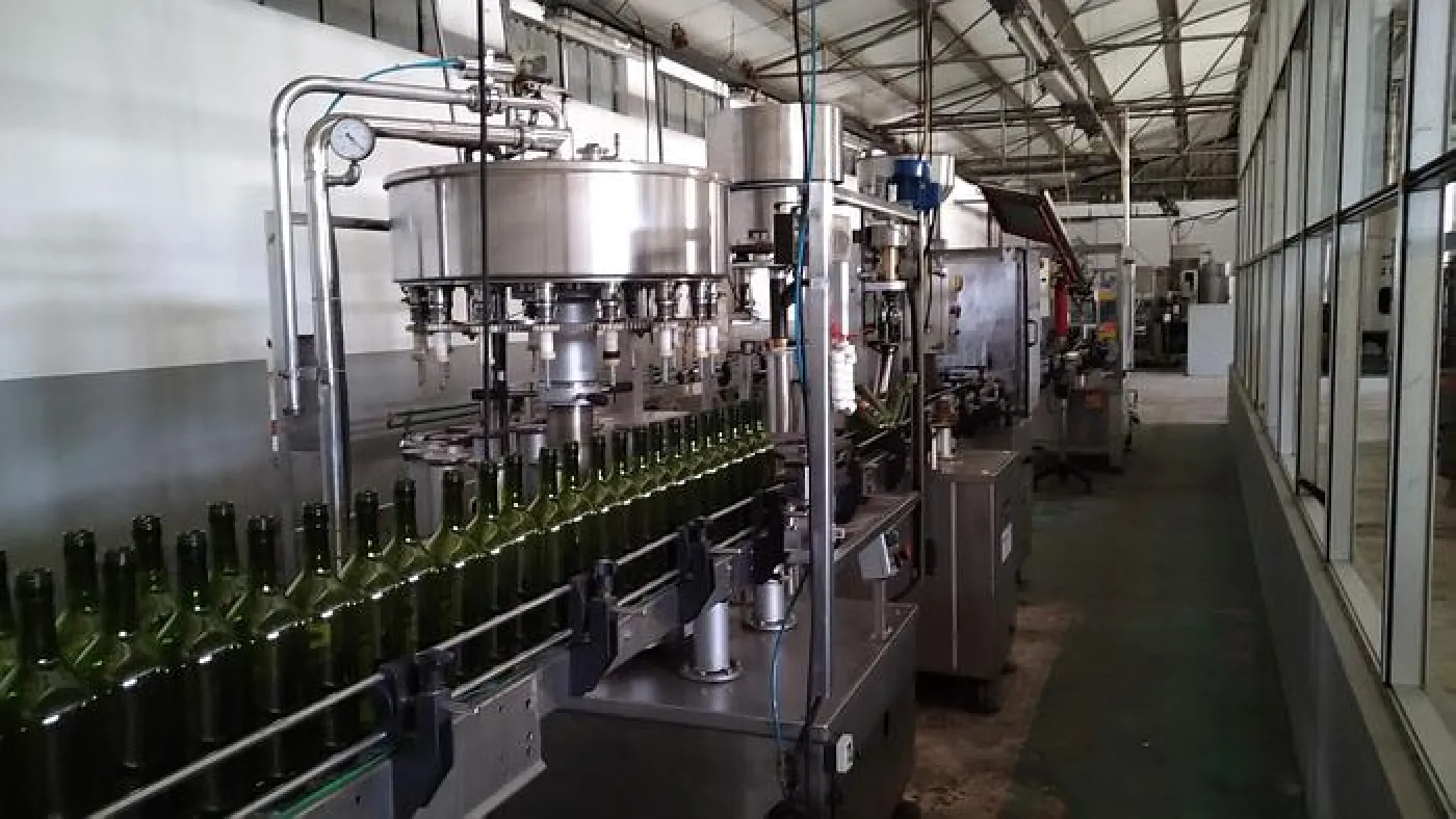 Linha de enchimento de vinho semi automática - 1