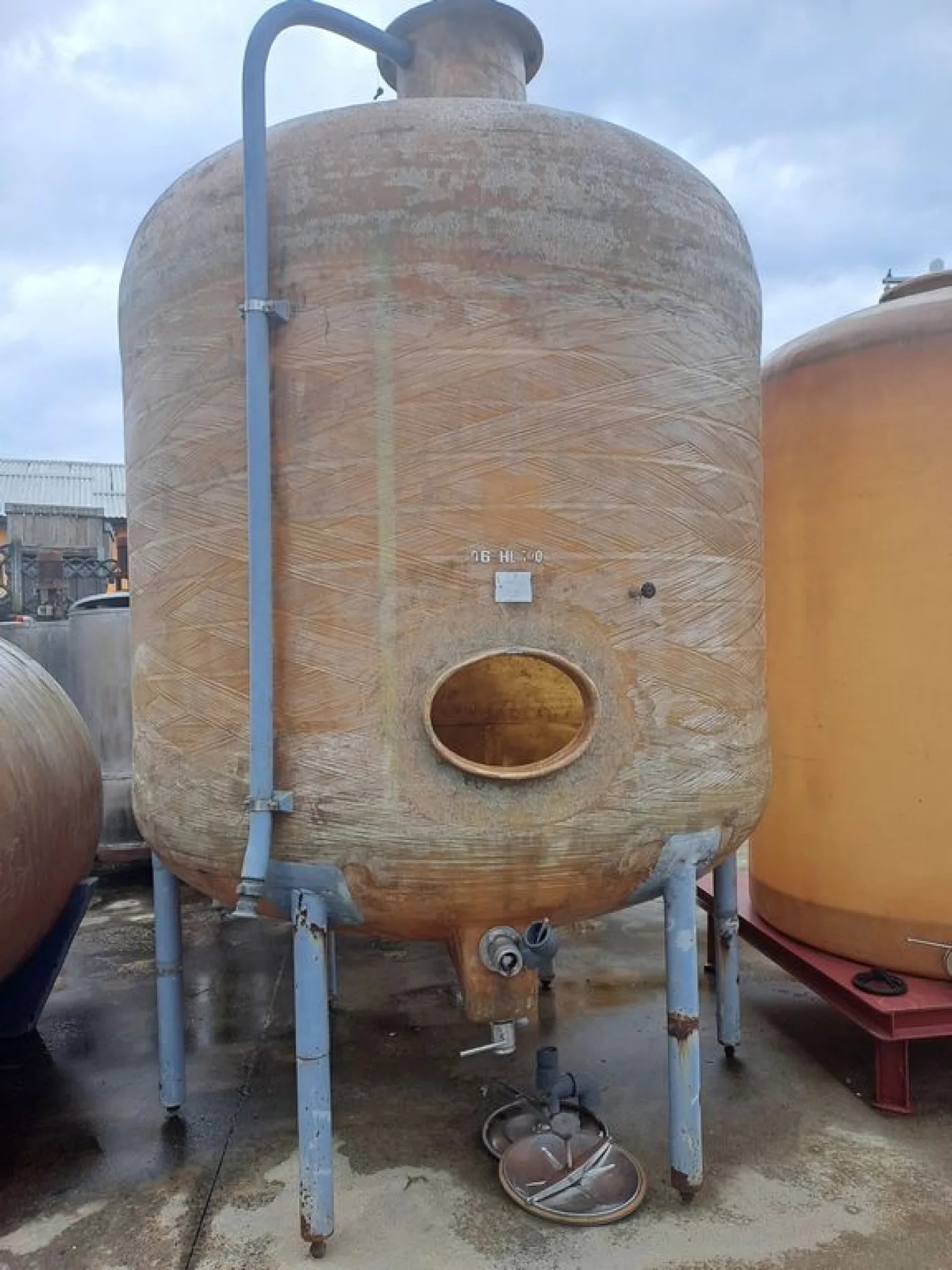 FIBERGLASS STORAGE TANK MODEL, 100 HL CAPACITY WITH ROUNDED BOTTOM, SECOND HAND EQUIPMENT - 1