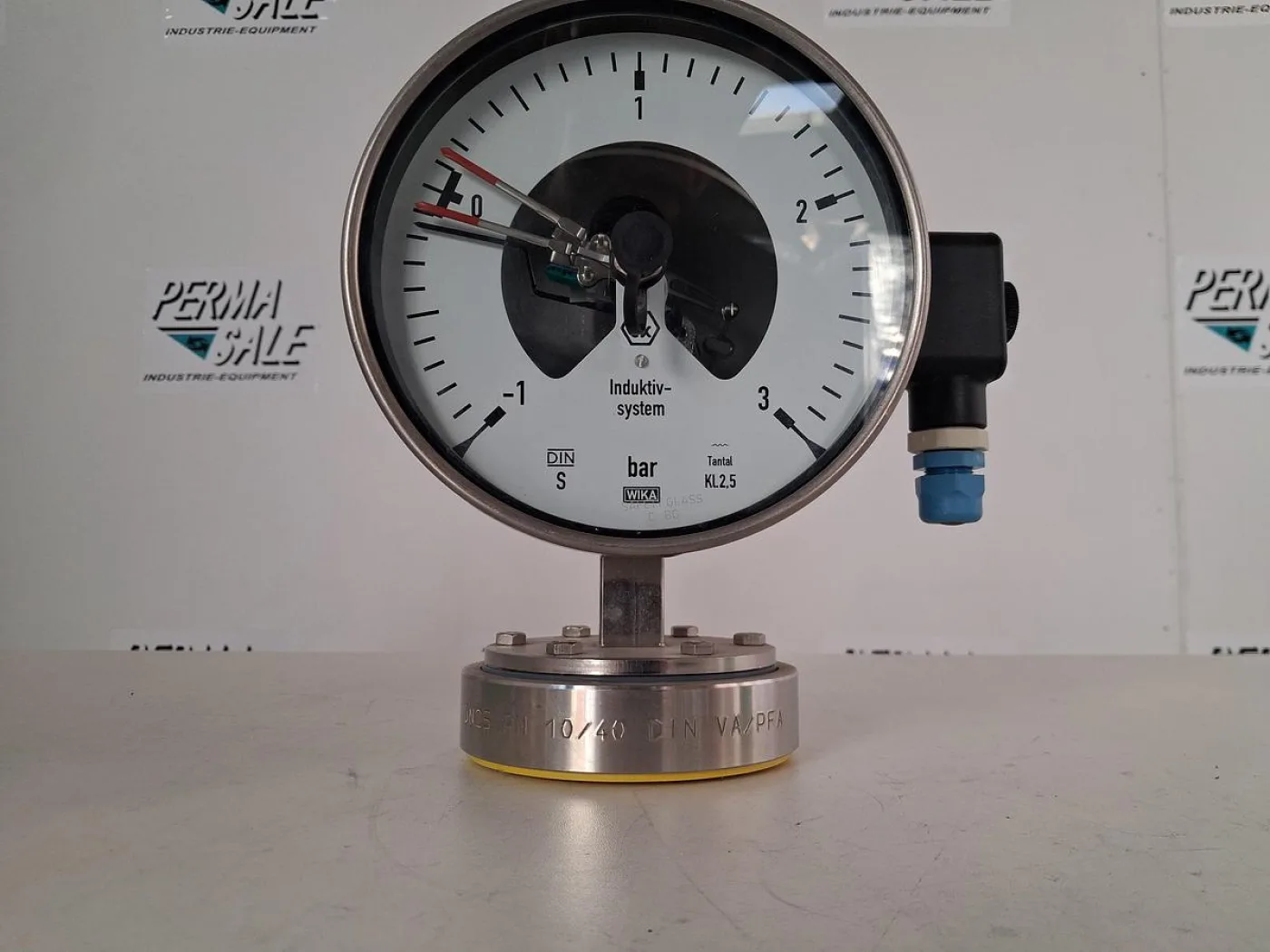WIKA 831.1 Pressure Gauge DN 25 with Pressure Switch - 2