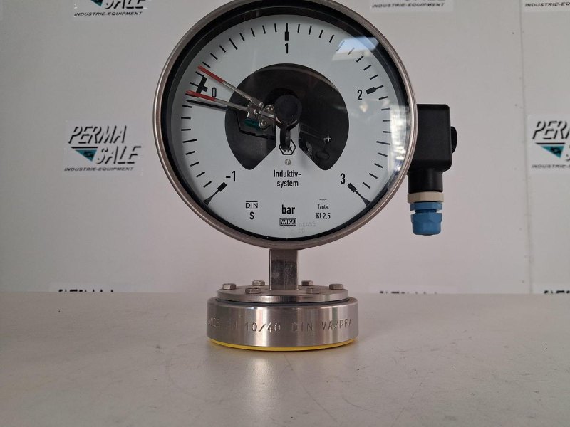 WIKA 831.1 Pressure Gauge DN 25 with Pressure Switch