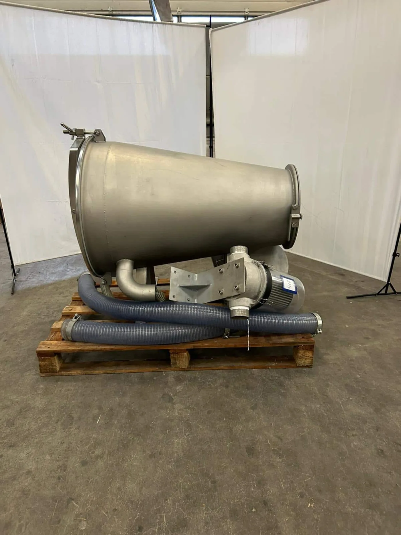 Vacuum system with pump - 6