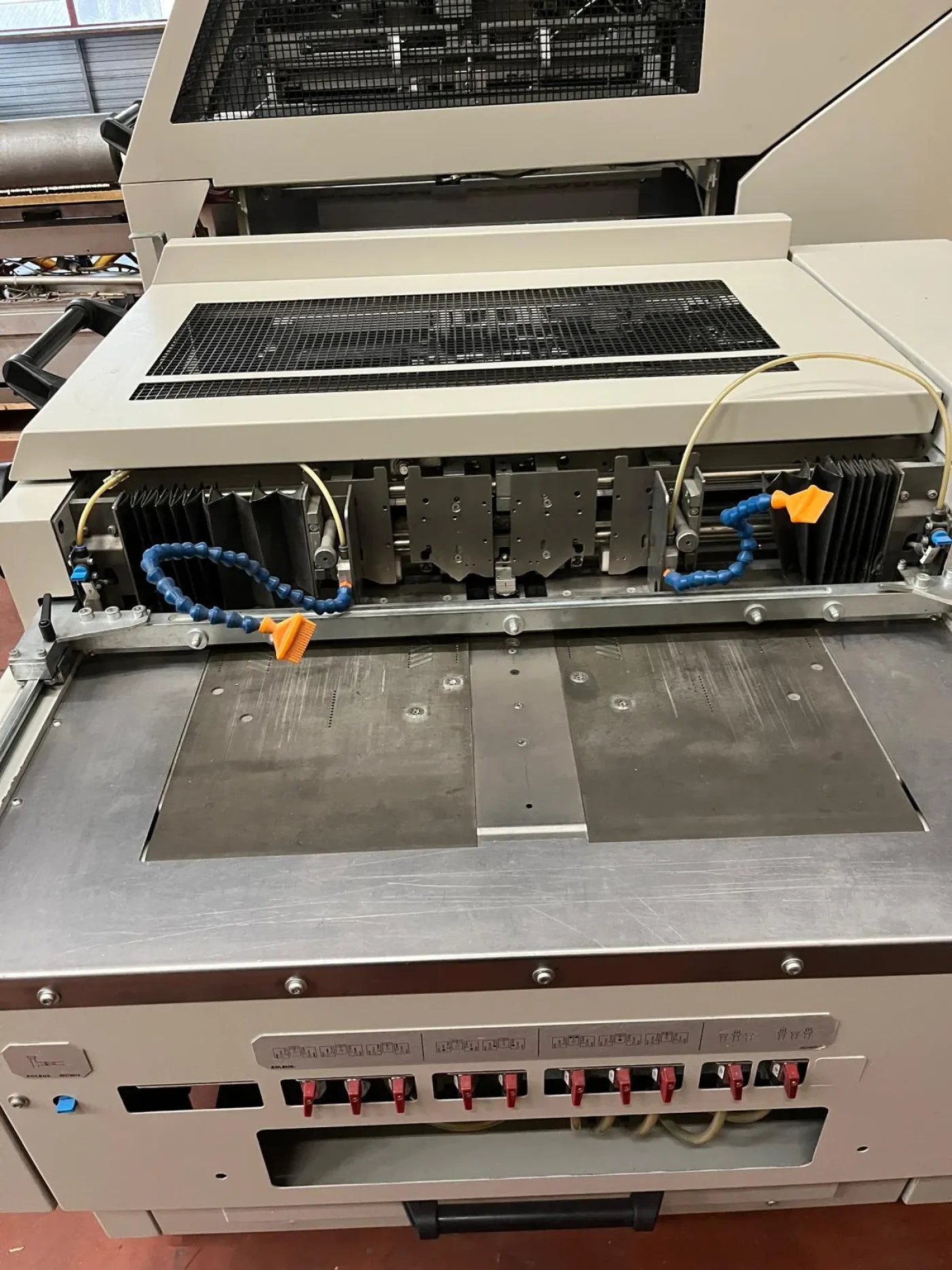 Kolbus DA 270 máquina de hacer tapas con cortadora de cartón en línea - 7