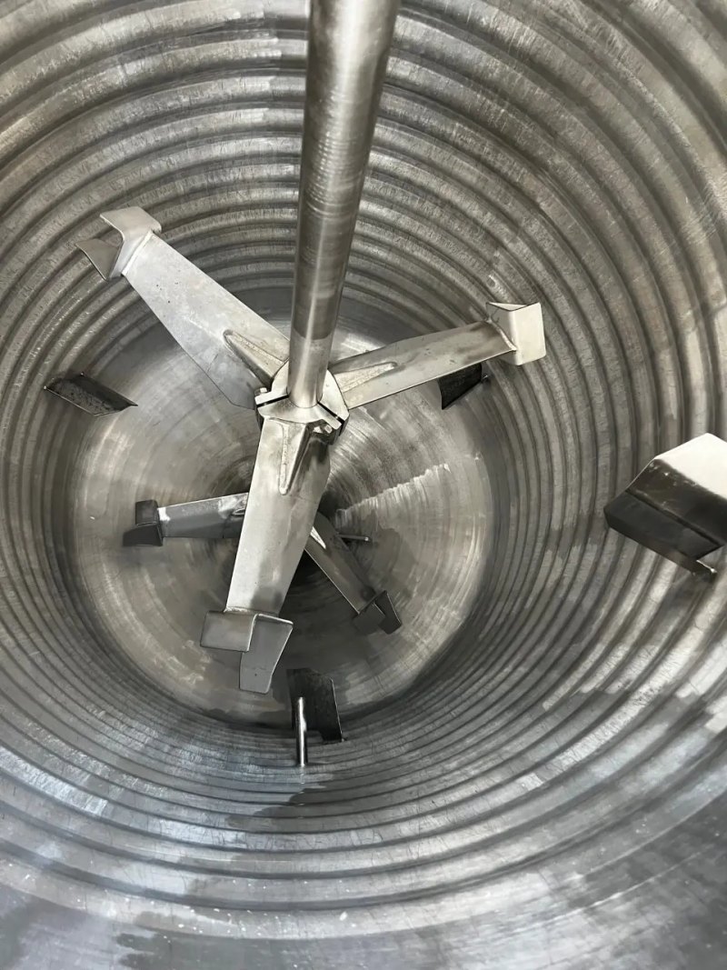 USED STAINLESS STEEL REACTOR 3000 LITERS WITH AGITATION AND HALF ROD
