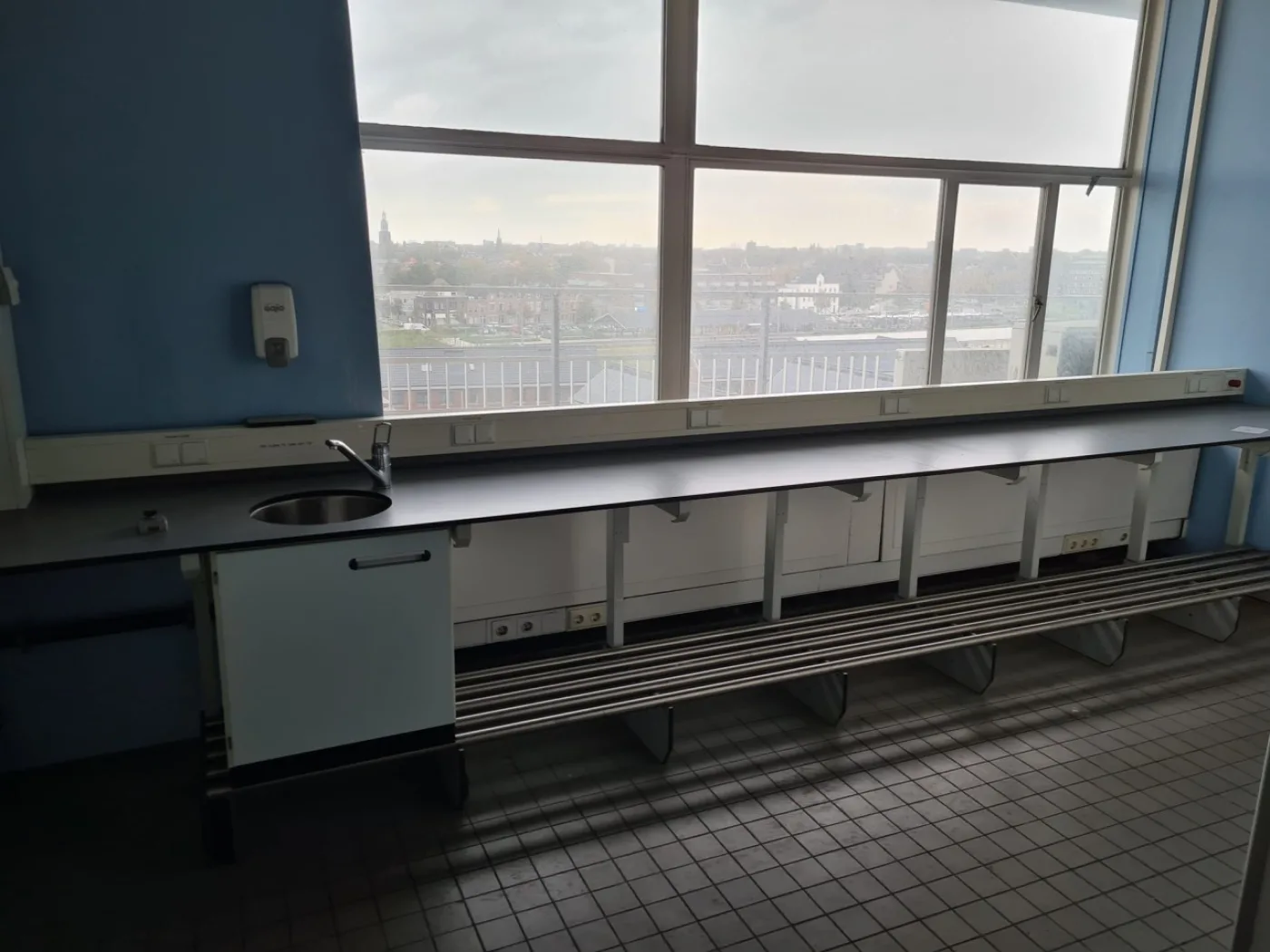 1983 – Used S+B Laboratory wall table (550 cm) - 1