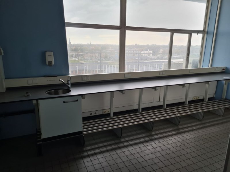 1983 – Used S+B Laboratory wall table (550 cm)