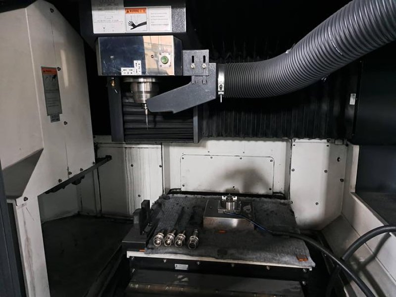 Centro de maquinação TAKUMI G700 + robot EROWA Compact 80