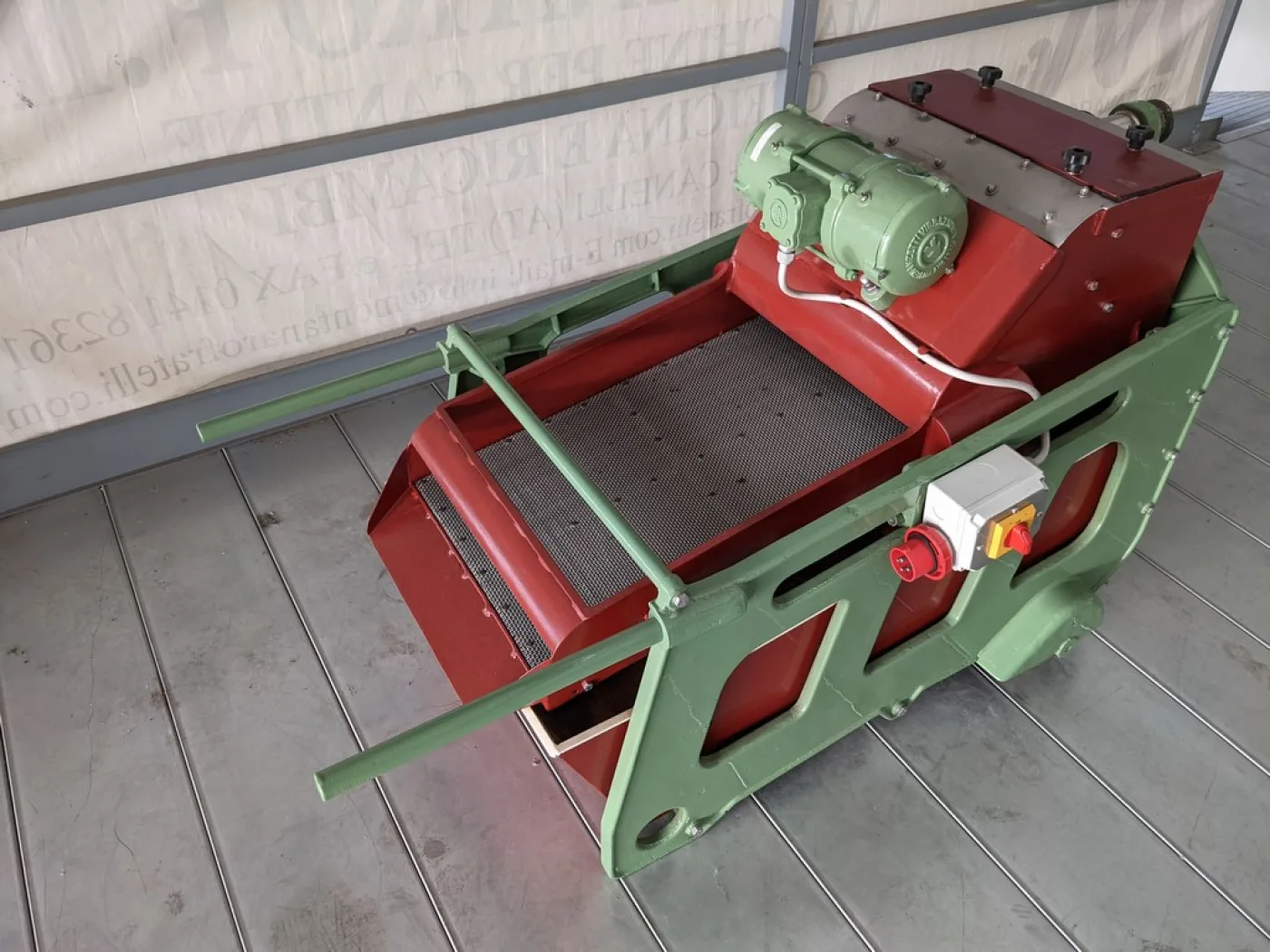 VIBRATING DE-JUICER IMMA, WITH STAINLESS STEEL GRID, MUST COLLECTOR TRAY AND IRON PAINTED FRAME, SECOND-HAND MACHINE - 1