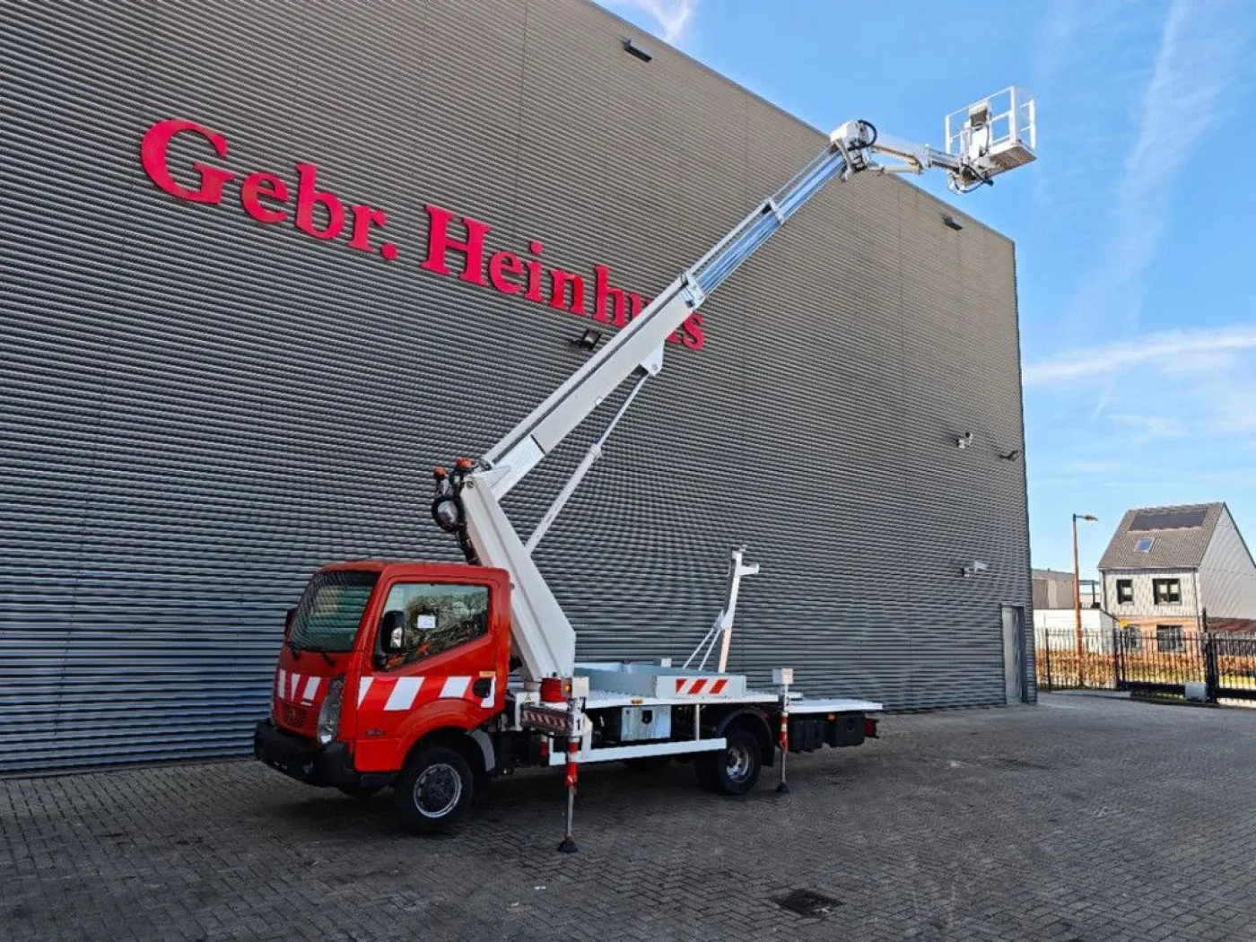 Nissan Cabstar 35.12 NT400 Multitel MJ201 - 2