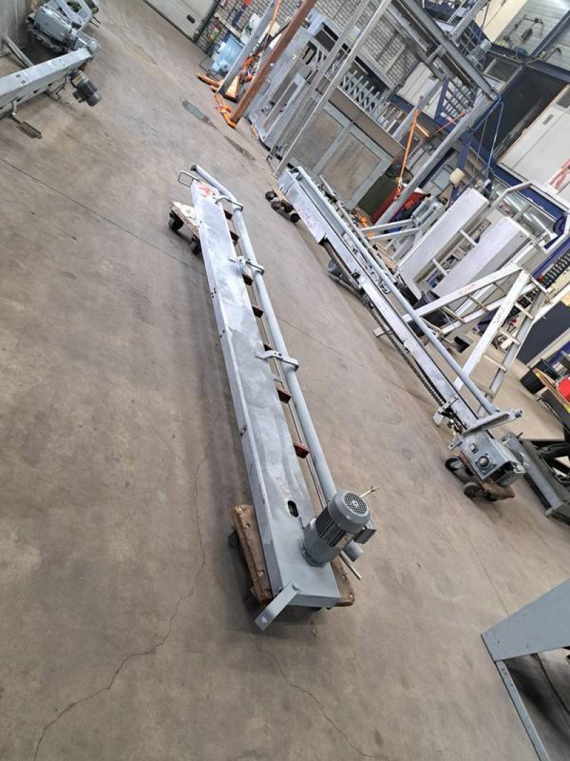 Empty hook conveyor