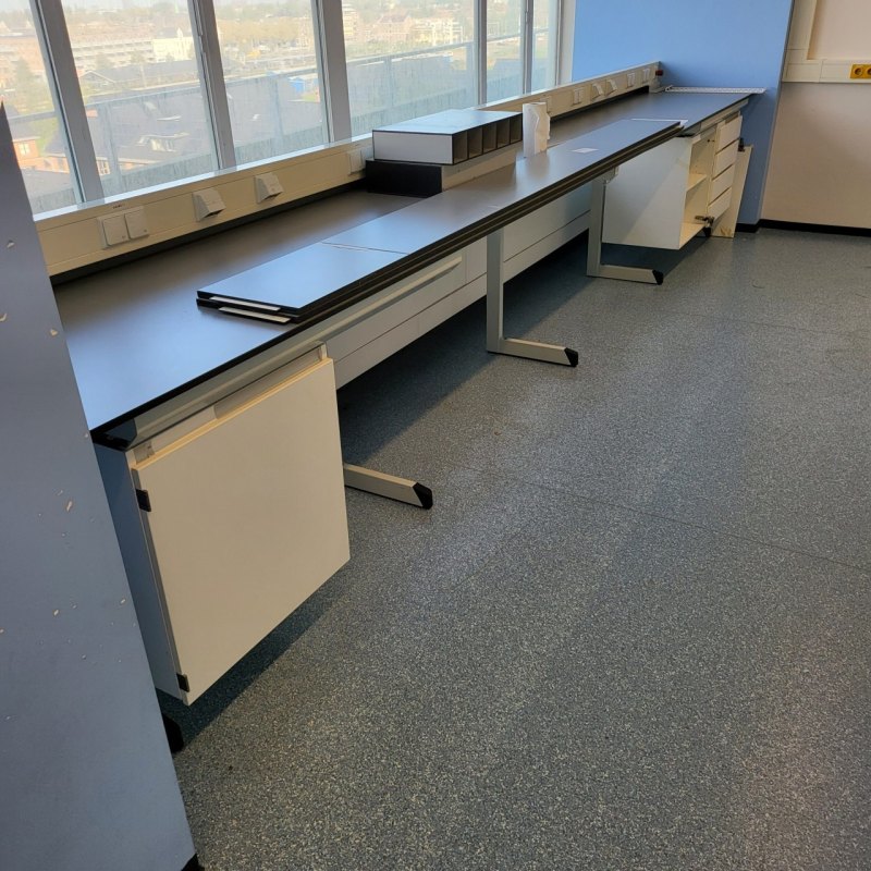 2047 - Used S+B Laboratory wall table (552 cm)