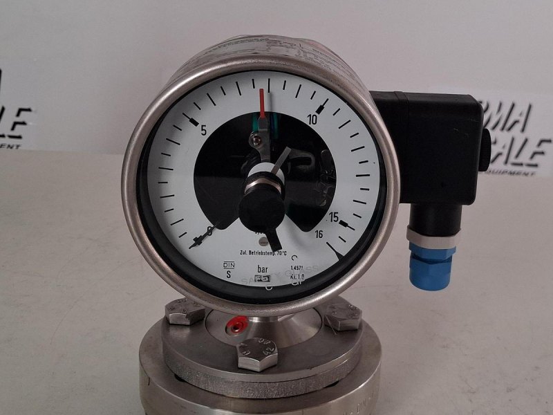 WIKA 831.1 Pressure Gauge 0–12 bar with Inductive Contact Switch