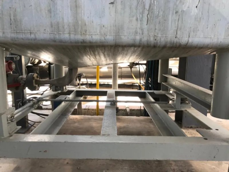 USED STAINLESS STEEL TANK 1000 LITERS WITH AGITATION