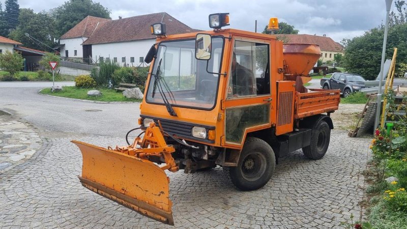 1994 Boki HY1350 Kommunalfahrzeug mit Schneepflug und Sand / Salzstreuer
