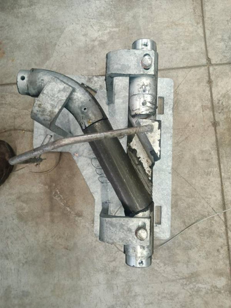 Tube rail switch right outside on base plate. Tube height 15cm