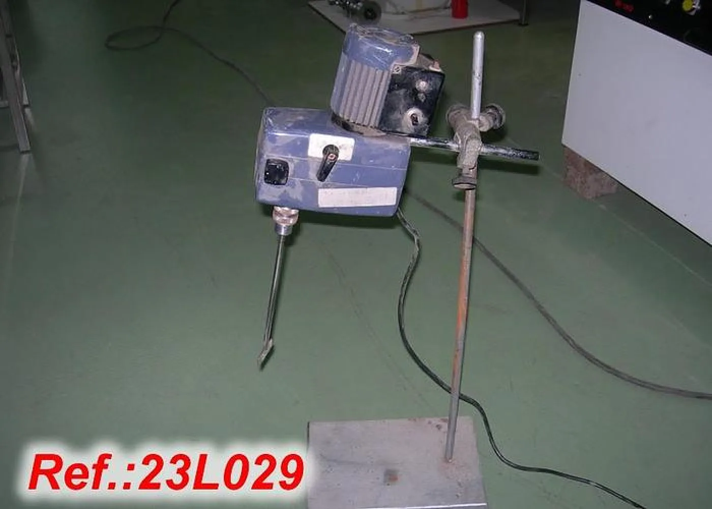 AGITADOR DE LABORATORIO CON VARILLA Y VARIADOR DE VELOCIDAD MECÁNICO - 1