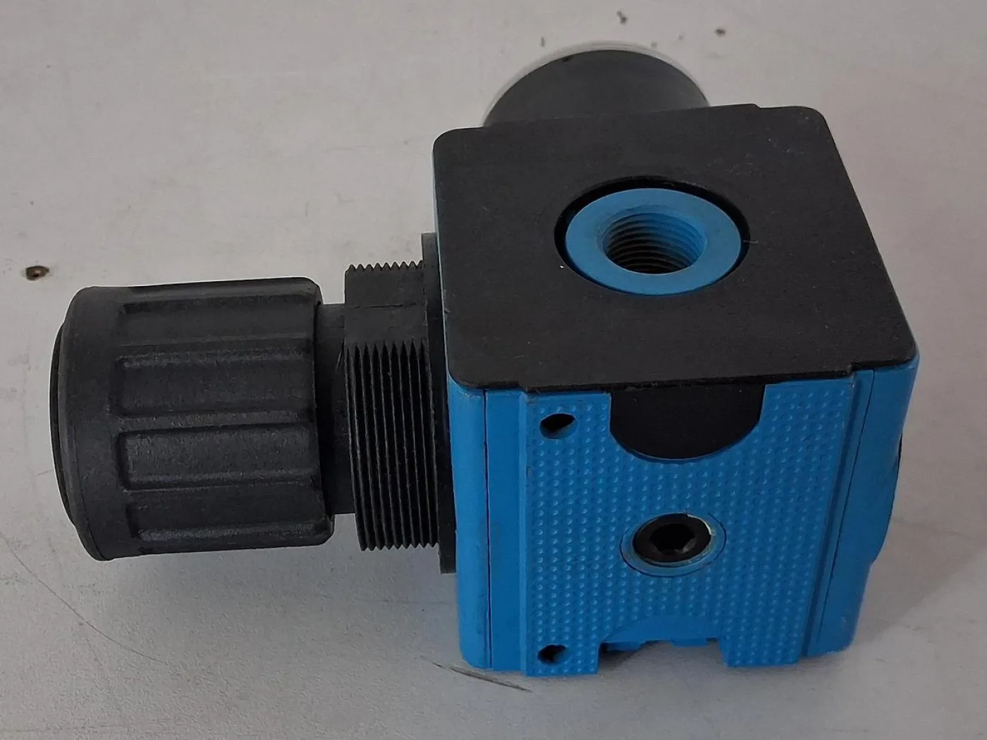 Compressed Air Pressure Regulator with Gauge - 7