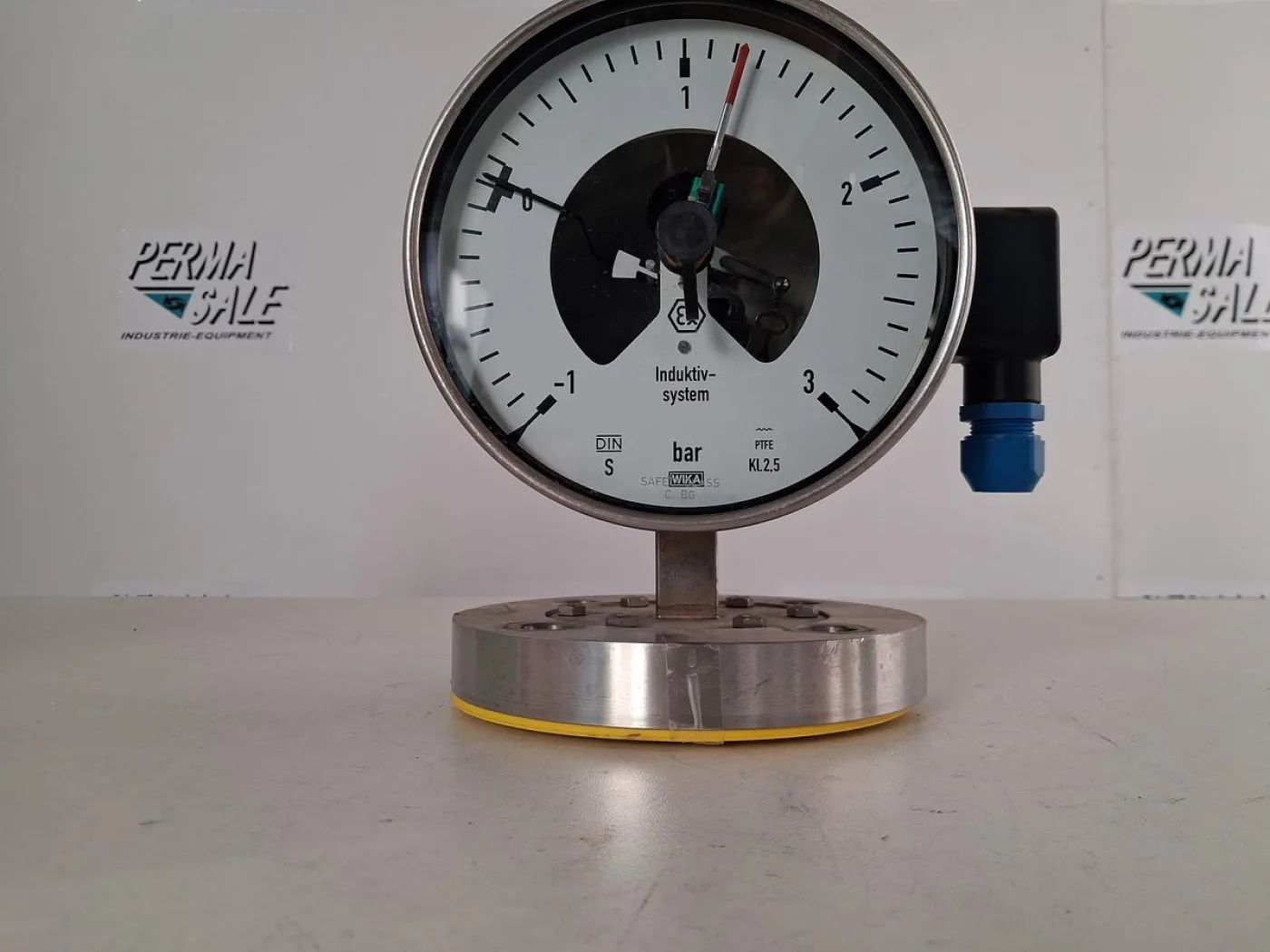 WIKA NG160 Pressure Gauge 0–3 bar with Inductive Contact - 2