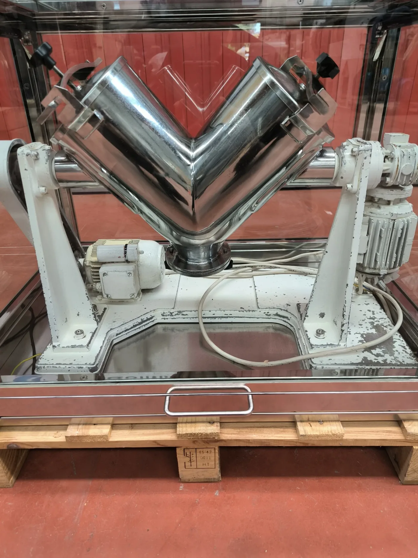 V-MIXER LLEAL BL-8-CA 8 LITRE STAINLESS STEEL MIXER WITH INTENSIFIER BAR AND CONTAINMENT CABINET - 2