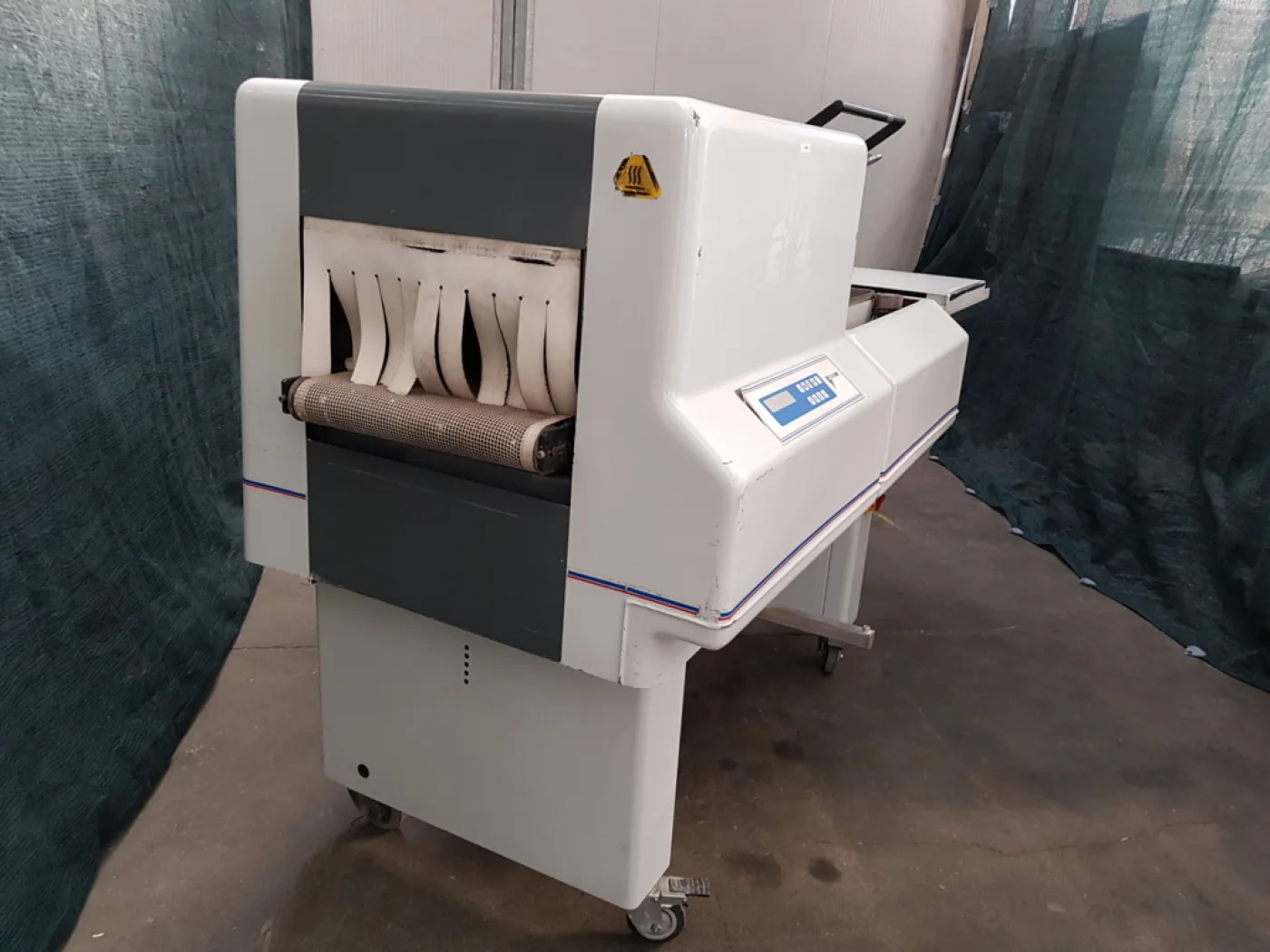 CONFEZIONATRICE ANGOLARE CON TUNNEL – ROBOPAC - 3