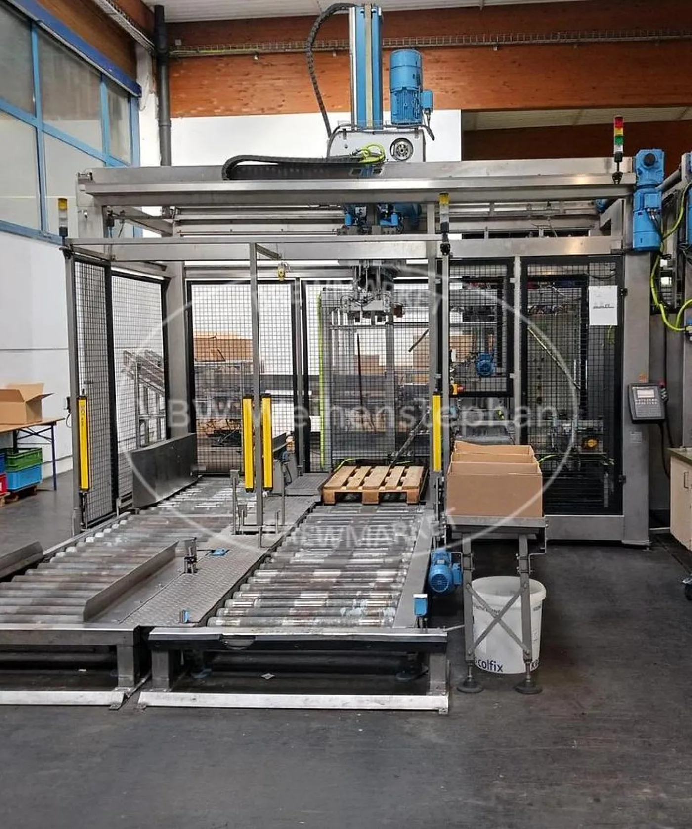 Repalletising system with crating machine - 3