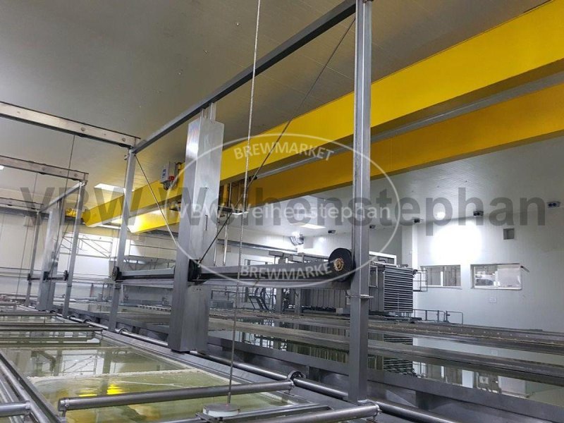 Travelling crane for salt bath system
