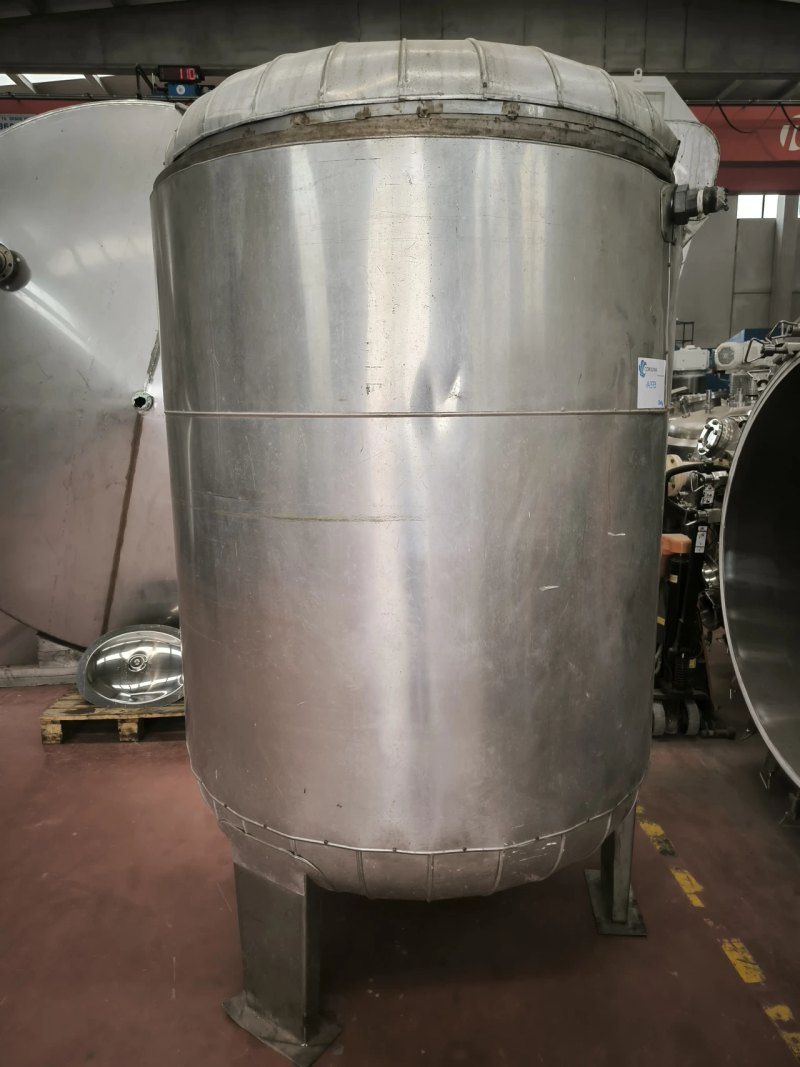 INSULATED STAINLESS STEEL TANK 1,000 LITERS WITH INTERNAL COIL