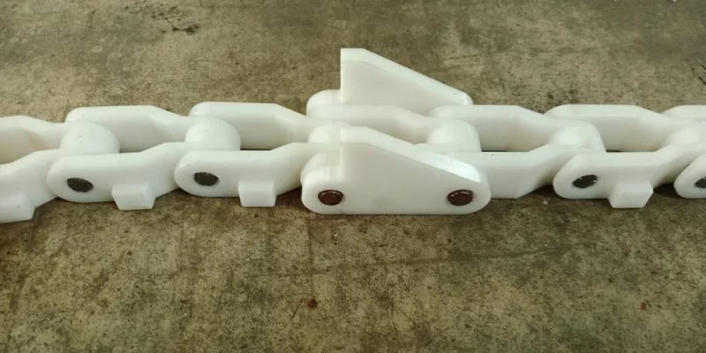 Plastic chain with blocks