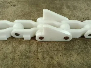 Plastic chain with blocks