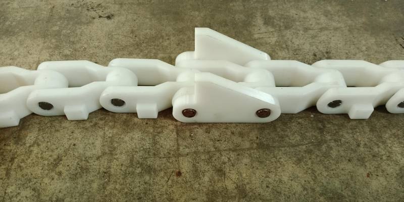 Plastic chain with blocks