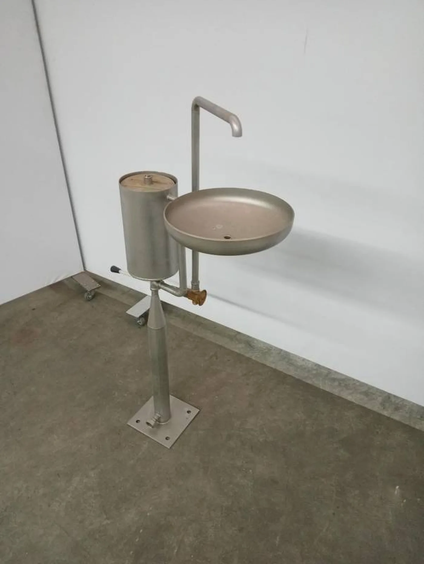 Wash basin with sterilizer - 2