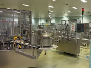 Uhlmann Blisterlinie – Reinraum, vollautomatisch, sofort verfügbar