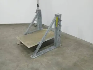 Leg restraining station