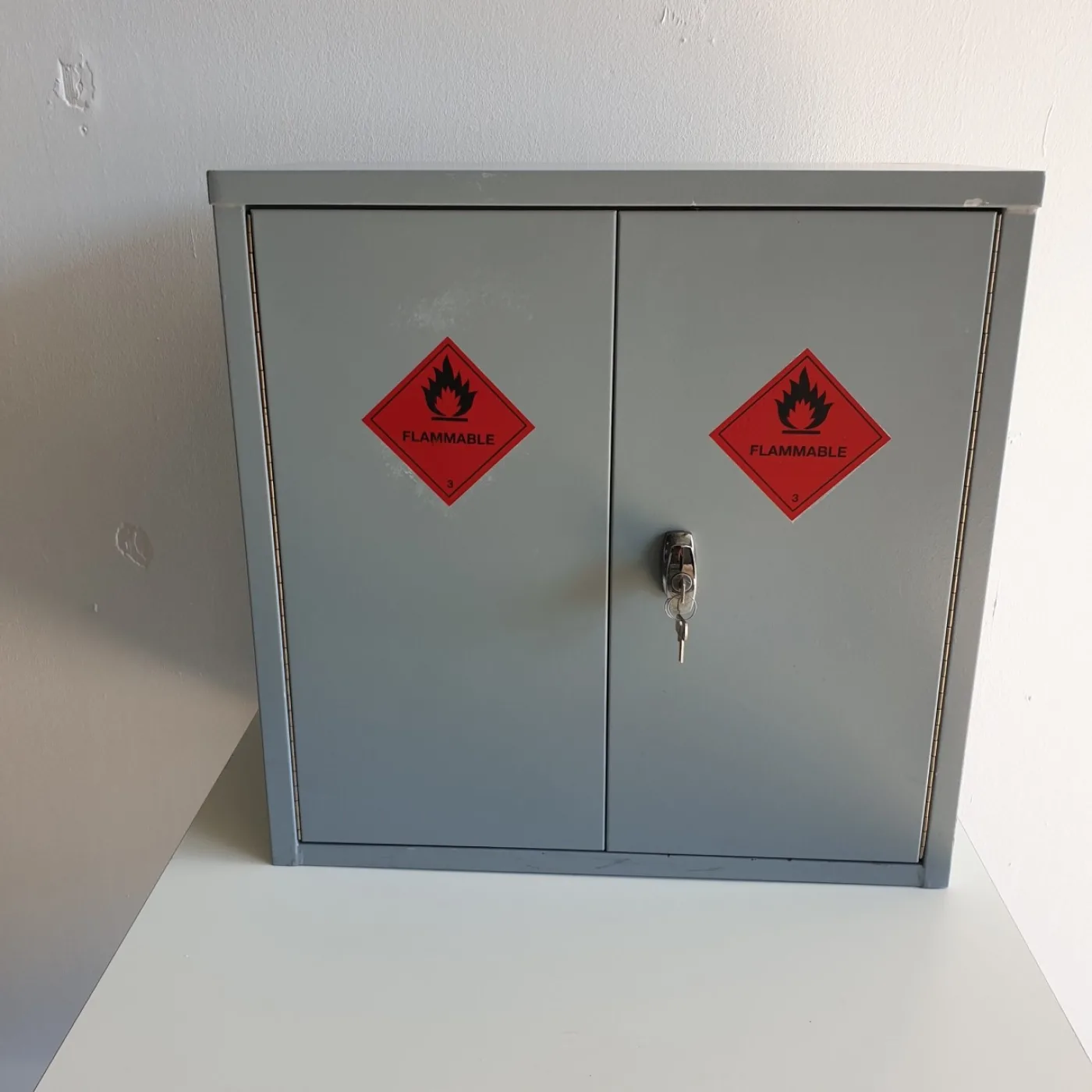 1290 - Used small chemical safety cabinet - 1