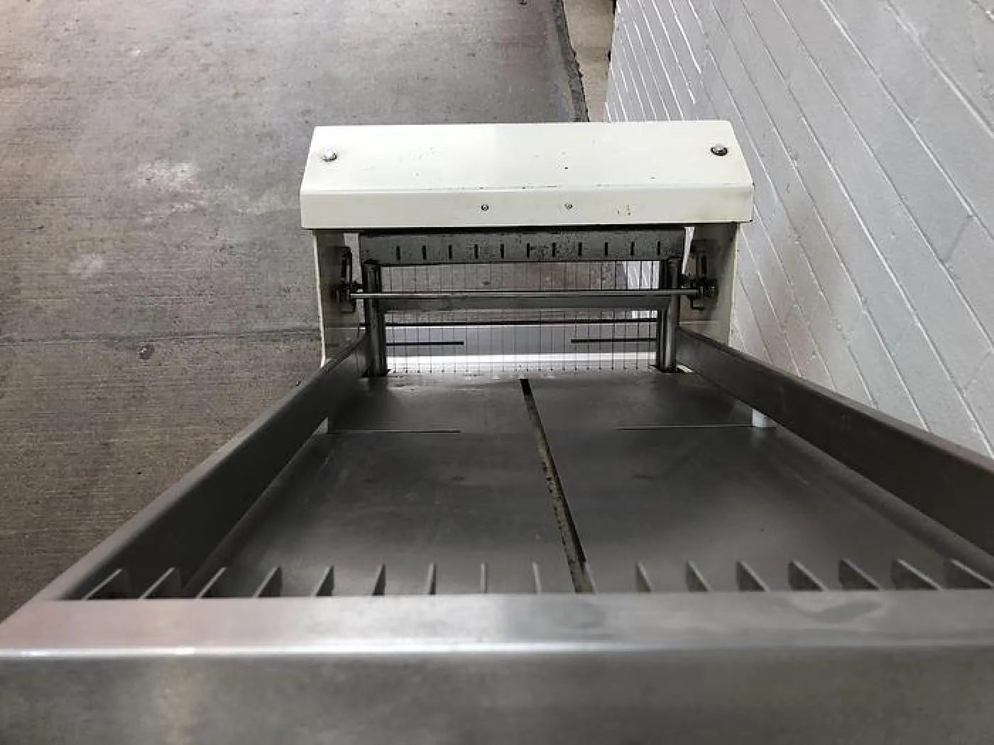 Delta DSR45/10, 20mm gravity feed bread slicer - 3