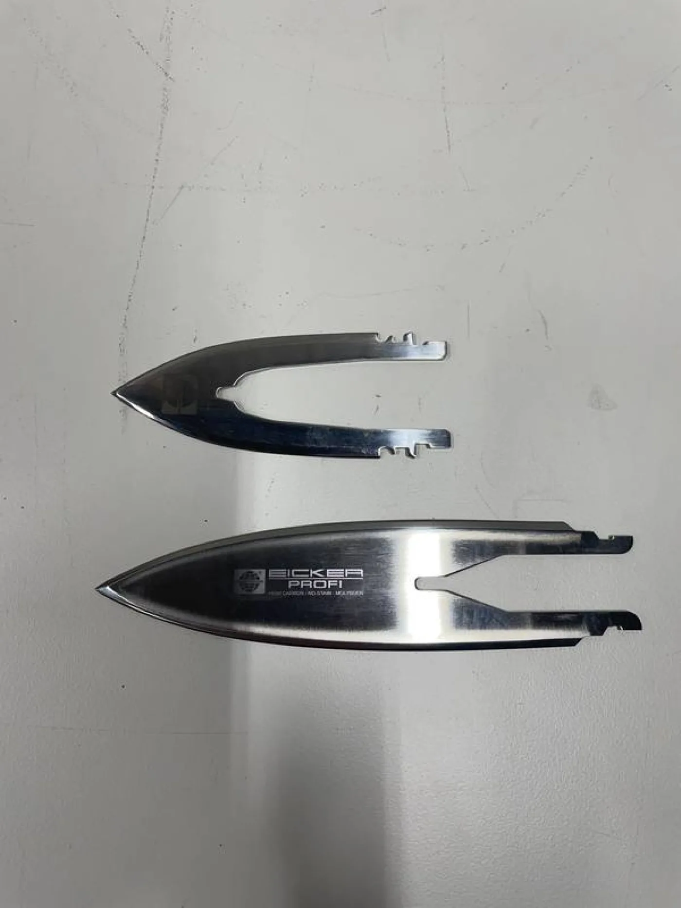 Box of bleeding knife blades - 1