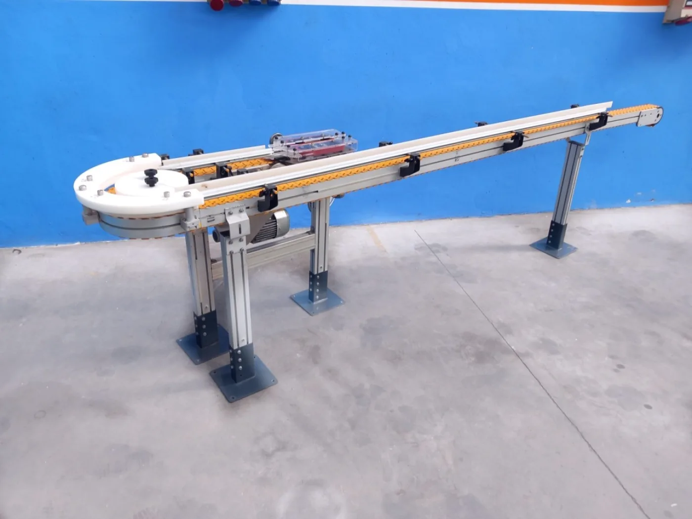 NASTRO TRASPORTATORE MOTORIZZATO CON CURVA A 180° – BETT SISTEMI - 1