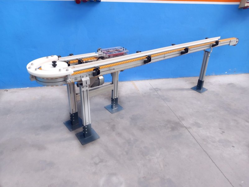 NASTRO TRASPORTATORE MOTORIZZATO CON CURVA A 180° – BETT SISTEMI
