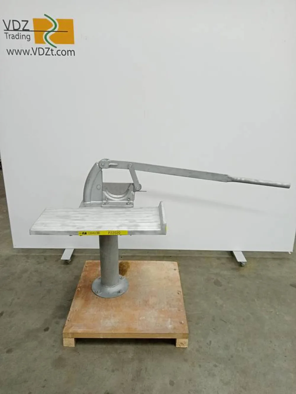 Manual leg cutter