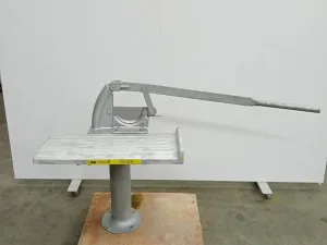 Manual leg cutter