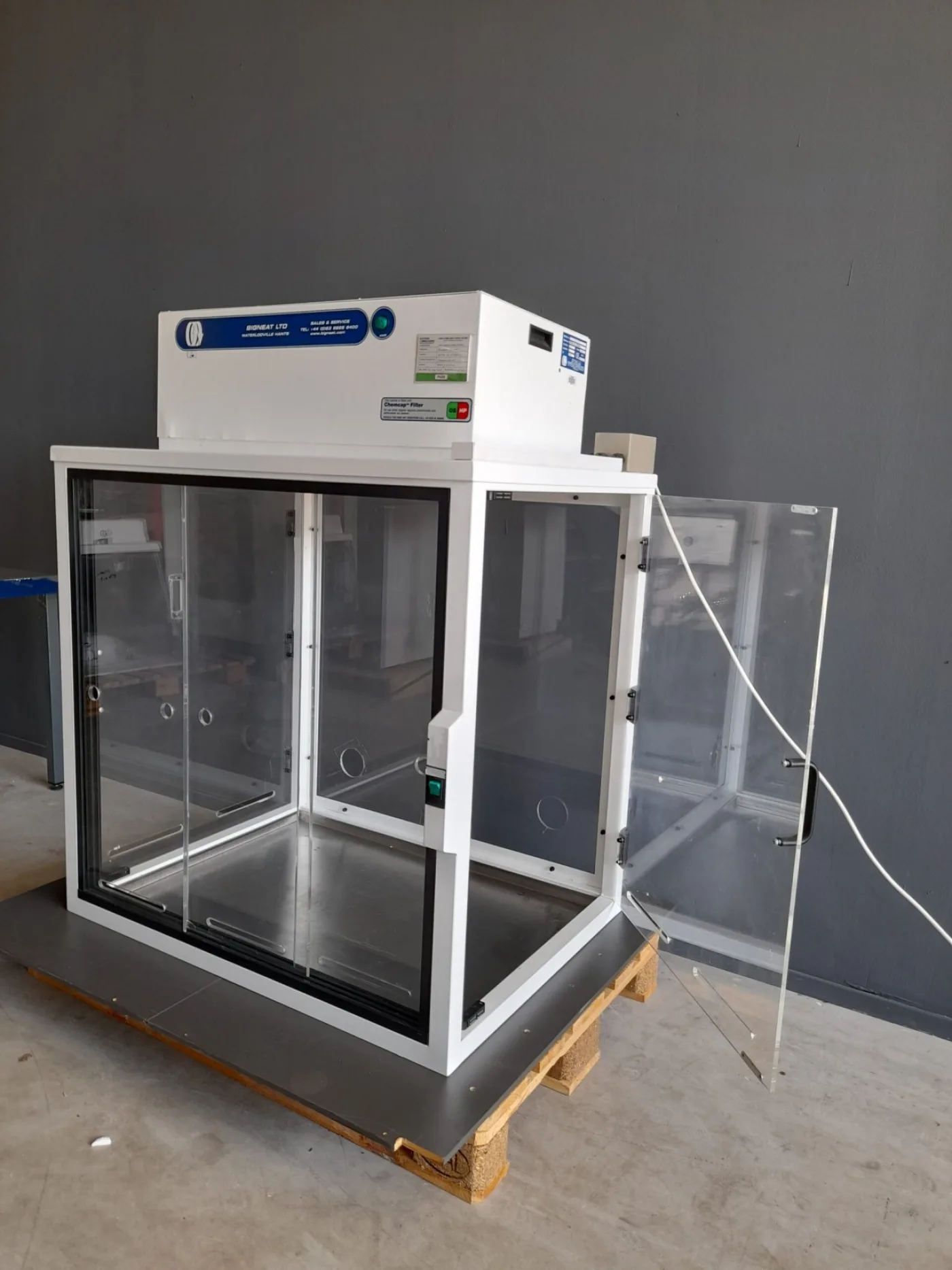 1289 - Used Bigneat F4 XIT powder containment cabinet - 1