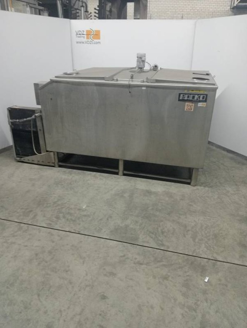 Blood tank with stirring mechanism